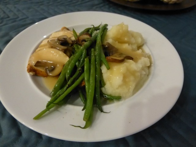 Pan-roasted chicken with mashed potatoes and green beans