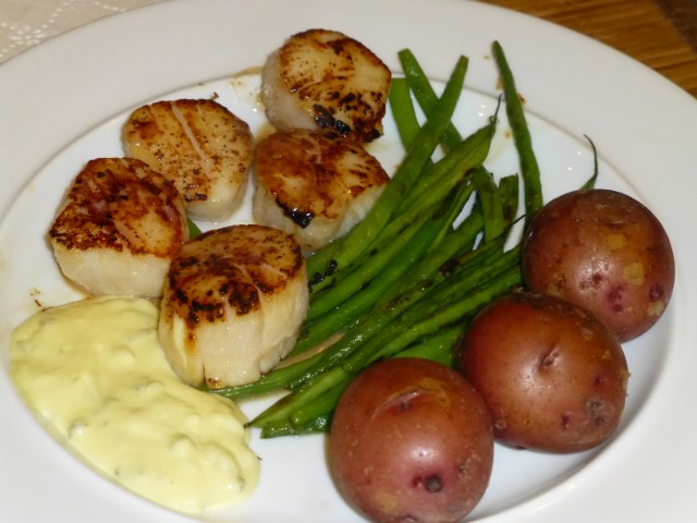 Scallo9ps with new potatoes and green beans
