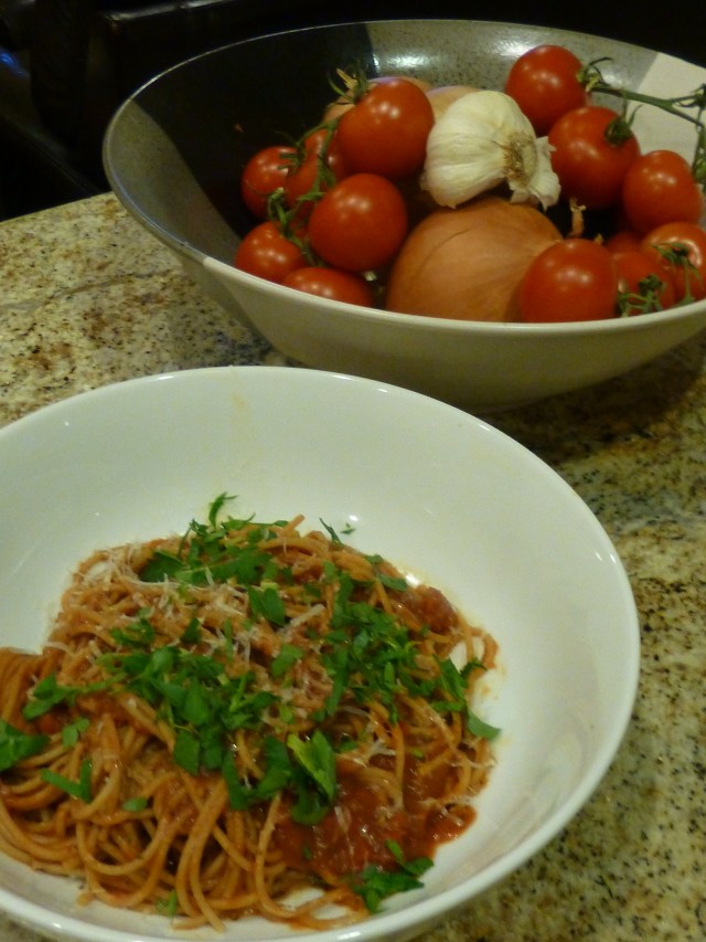 Whole wheat spaghetti with tomato basil sauce