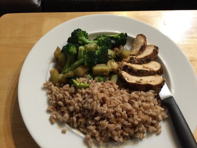 Chicken breast with farro and broccoli