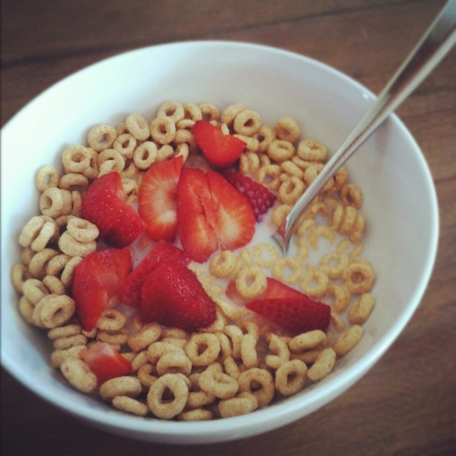 Cheerios with strawberries Credit: https://stylethrifted.wordpress.com/
