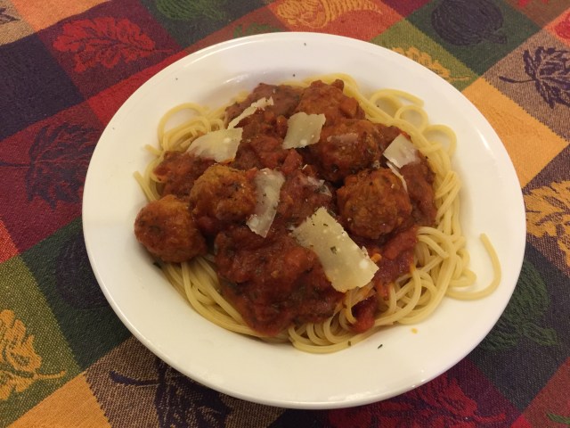 Spaghetti regati with tomato sauce and neatballs