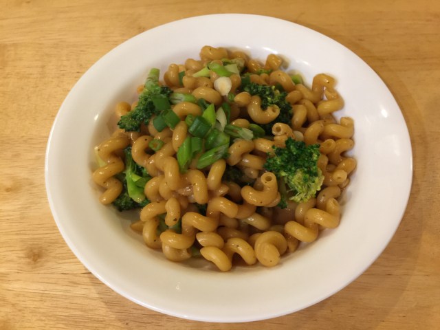 Pasta with broccoli and peanut sauce