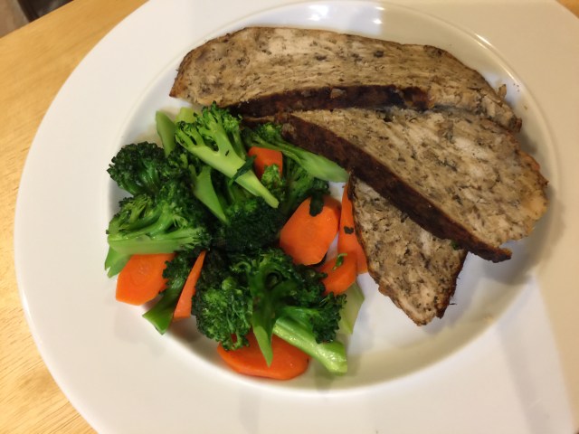Turkey meatloaf with broccoli and carrots